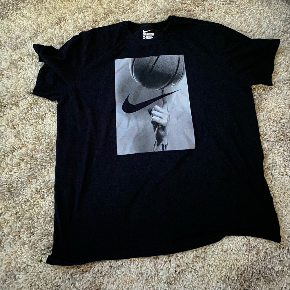 Nike Men's Black and Gray Graphic Tee